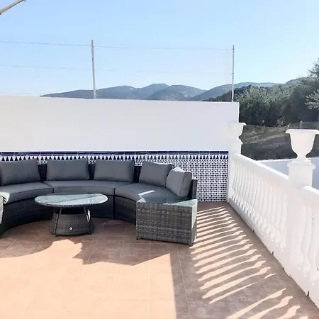 5 Bedroom House, Private Pool & Outside Kitchen Holiday home *