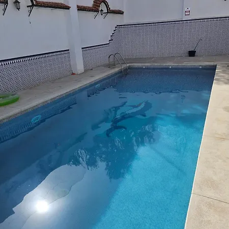 5 Bedroom House, Private Pool & Outside Kitchen Holiday home *